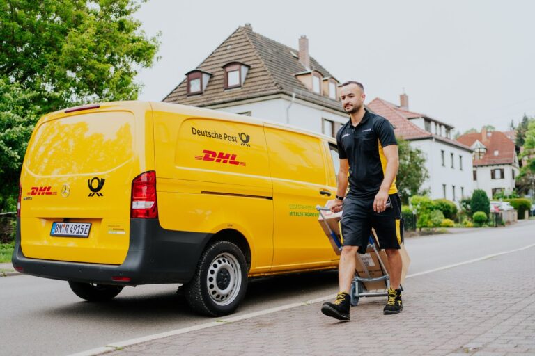 A deliverer and a DHL Truck